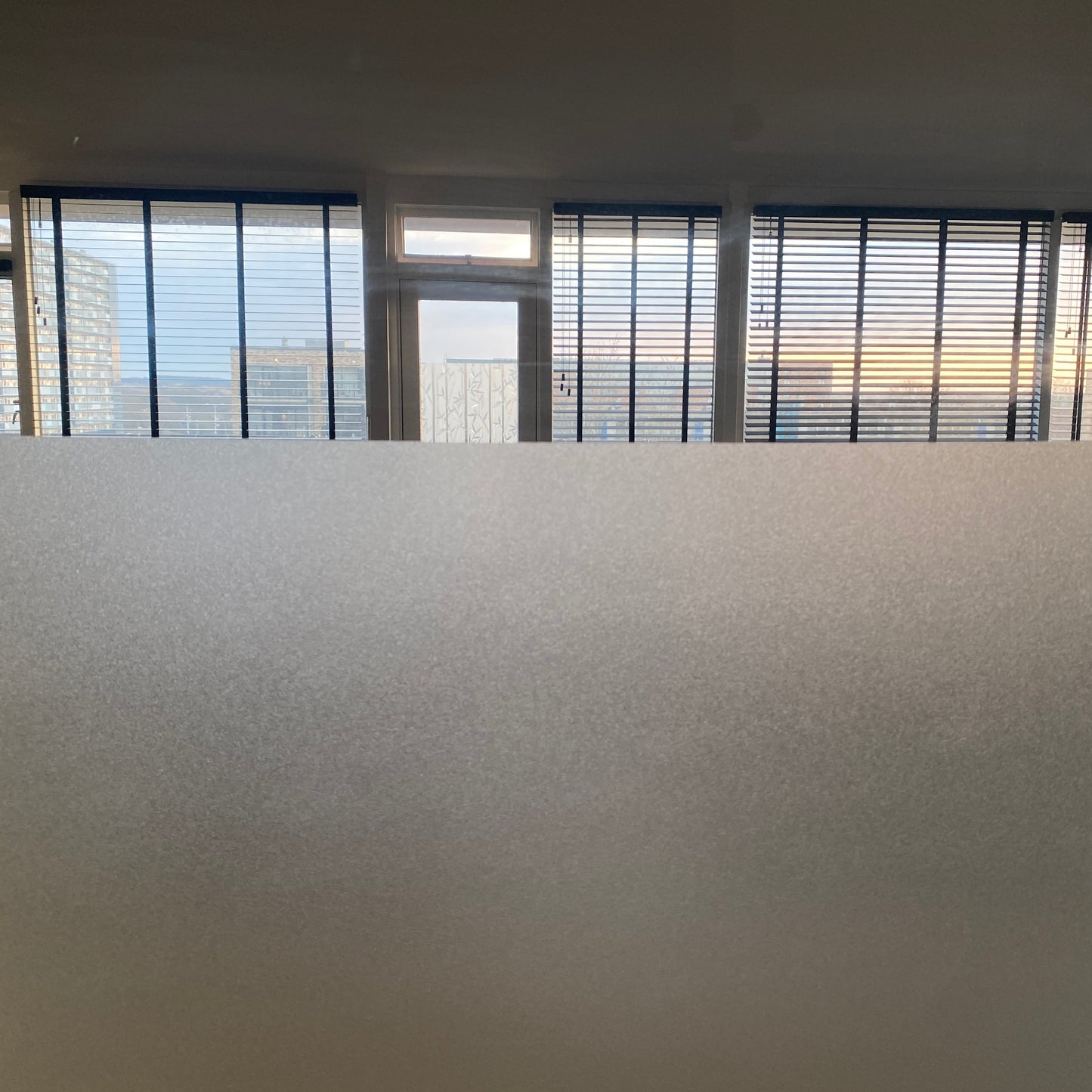 Decoratieve raamfolie melkglas stijl – eenvoudig aan te brengen, geen lijm nodig