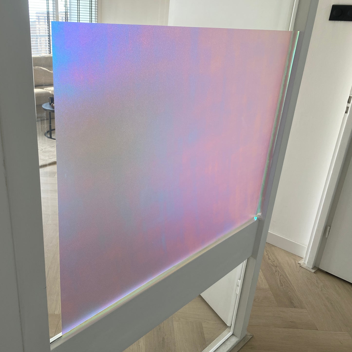 Kleurrijke iriserende raamfolie – decoratief en lichtdoorlatend