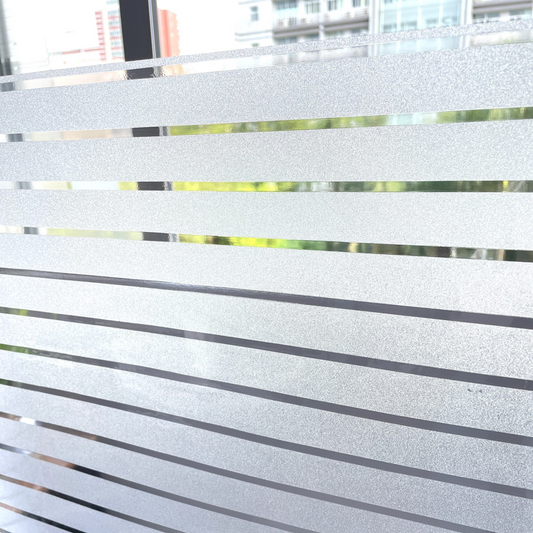 Kleeffolie gestreept voor ramen in elk design! Kies uit melkglas, patroon of glas-in-lood effect. Gemakkelijk zelf te plakken!