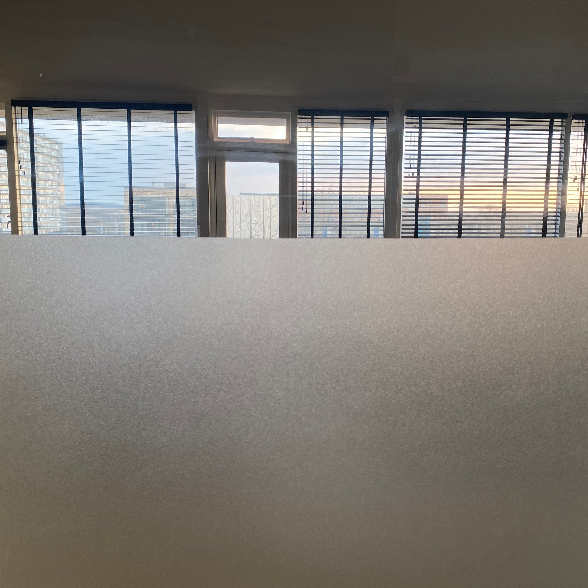 Decoratieve raamfolie melkglas stijl – eenvoudig aan te brengen, geen lijm nodig