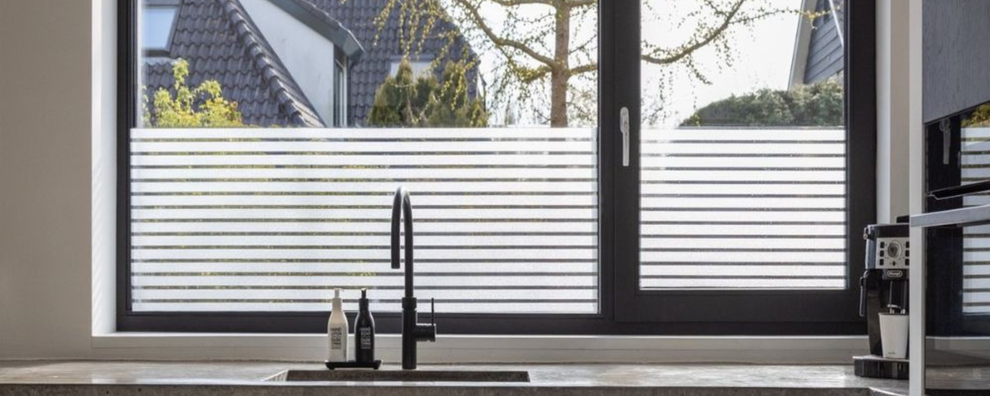 Inspiratiebeeld van raamdecoratie met gestreepte raamfolie in keuken.