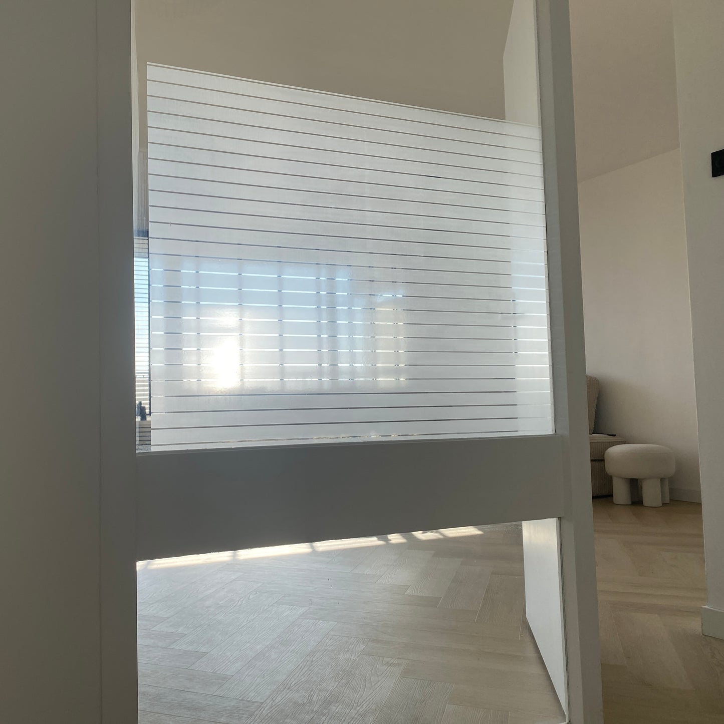 Horizontaal gestreepte privacyfolie – lichtdoorlatend en strak design