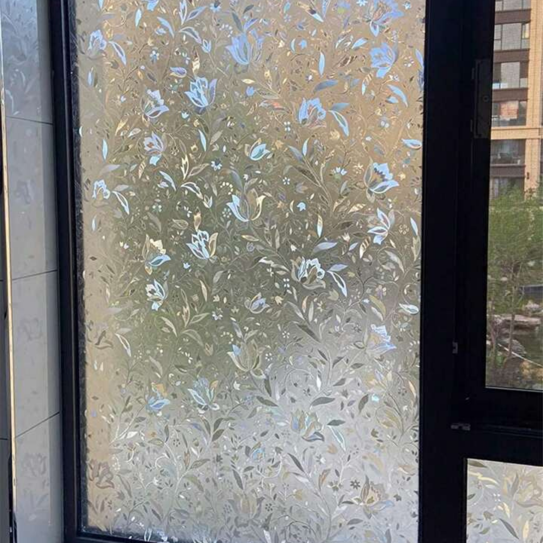 Privacy raamfolie met bloemenpatroon