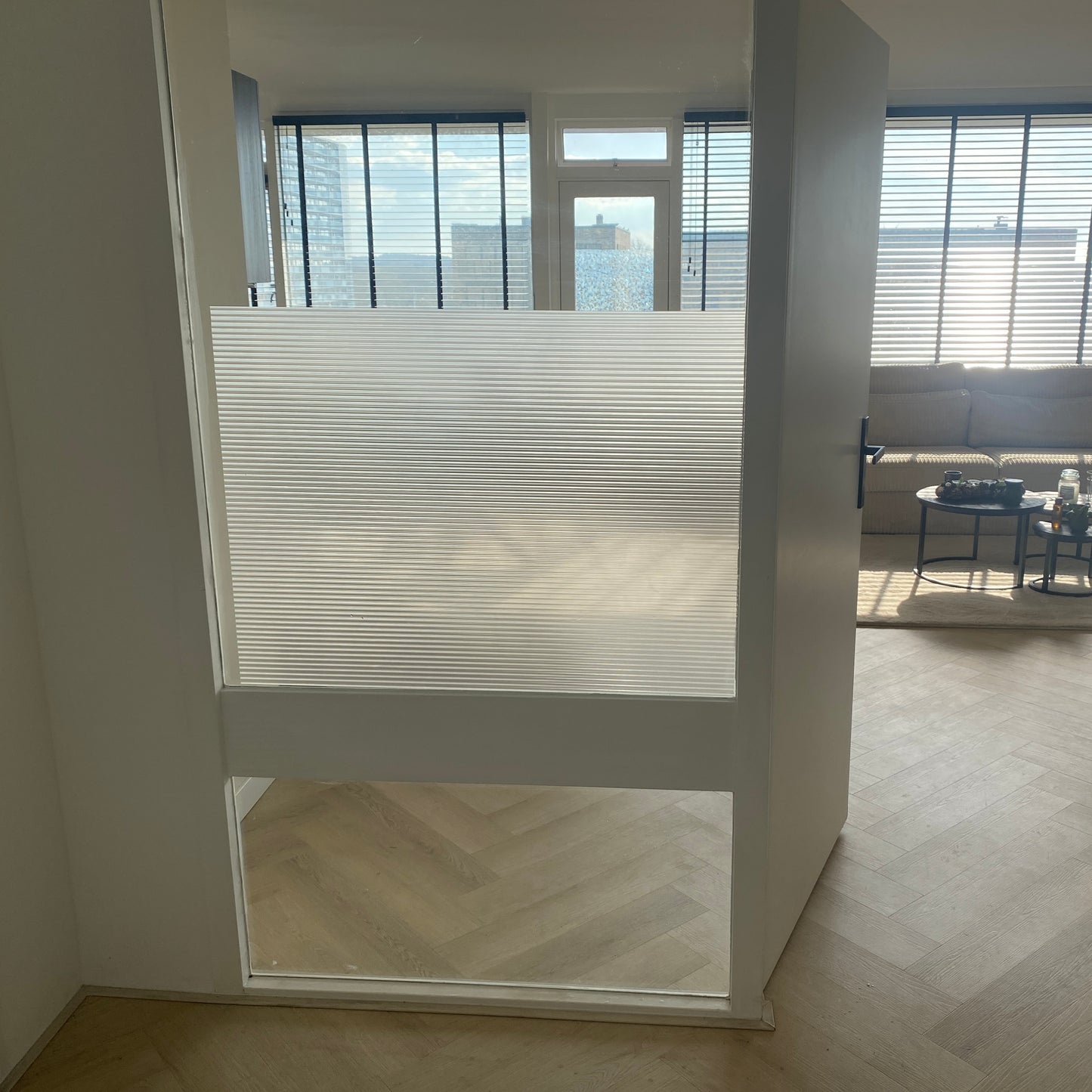 Raamfolie ribbelglas look – decoratief en functioneel