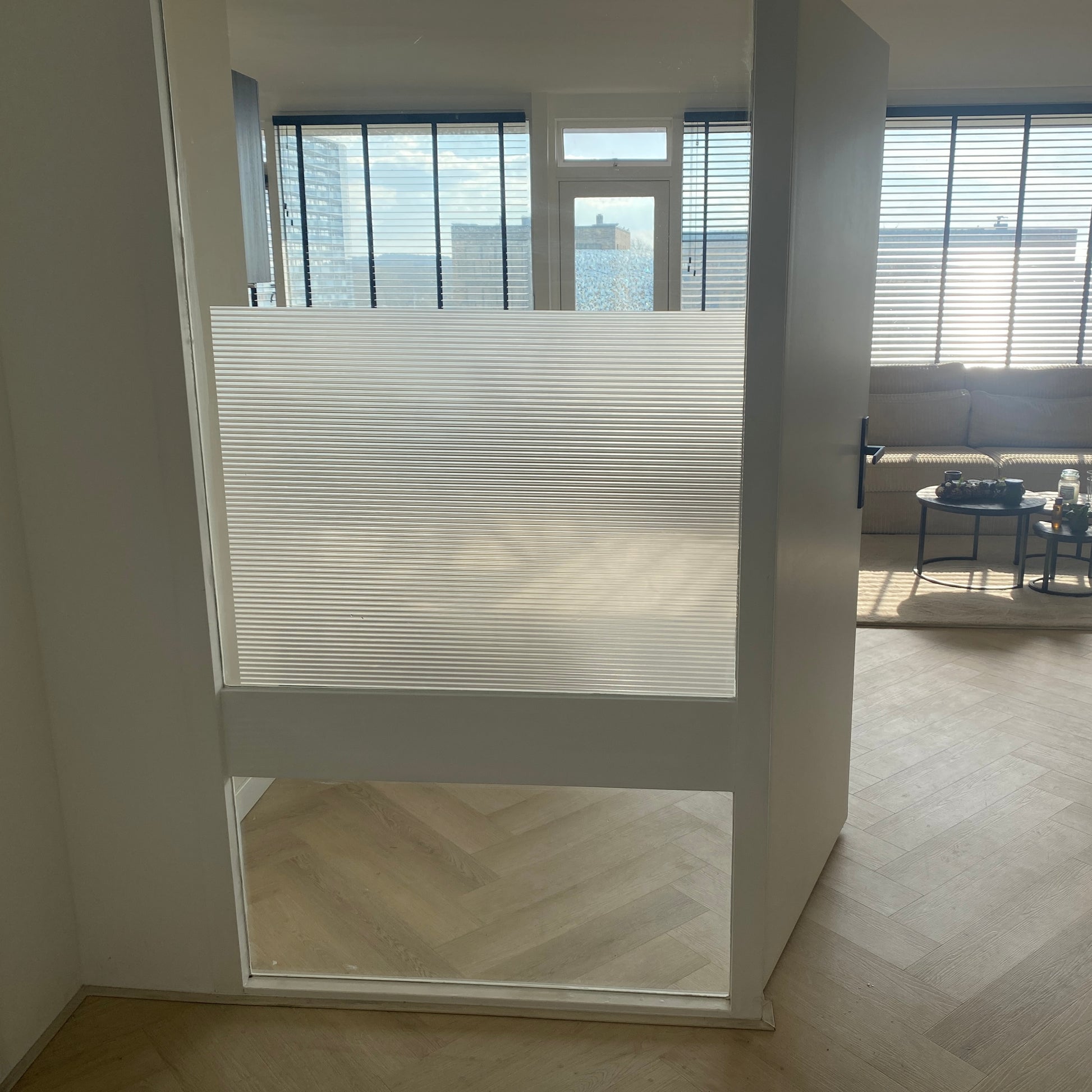 Raamfolie ribbelglas look – decoratief en functioneel