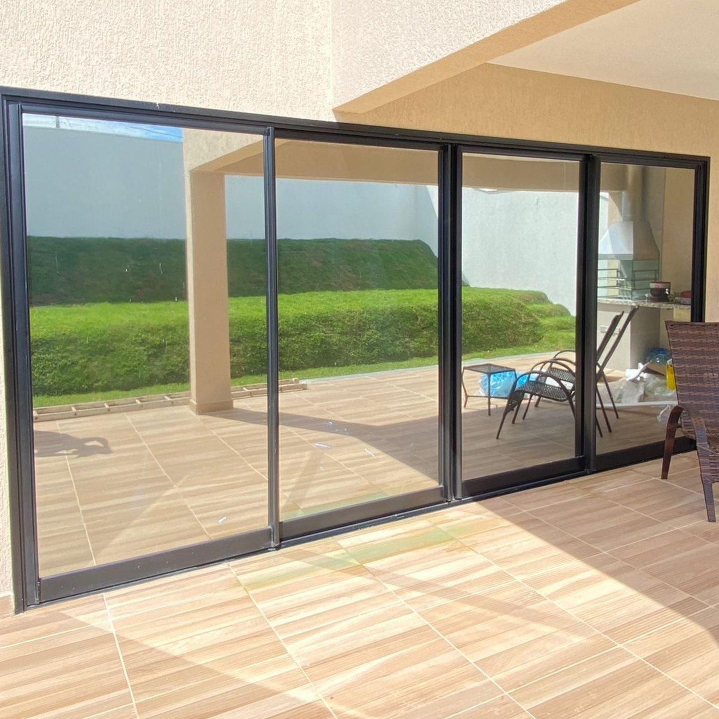 Spiegelende raamfolie met sterke reflectie