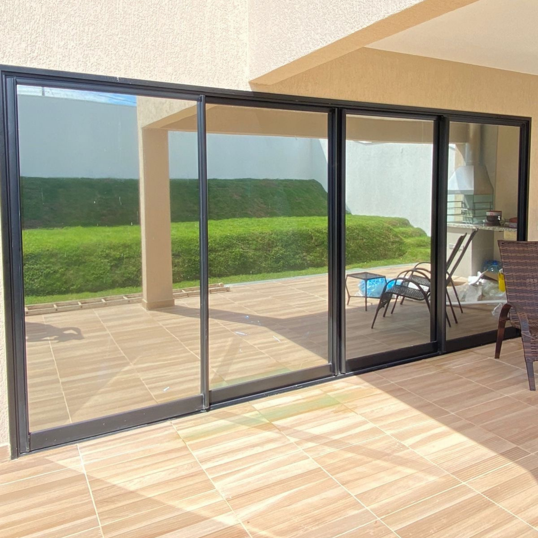 Spiegelende raamfolie met sterke reflectie